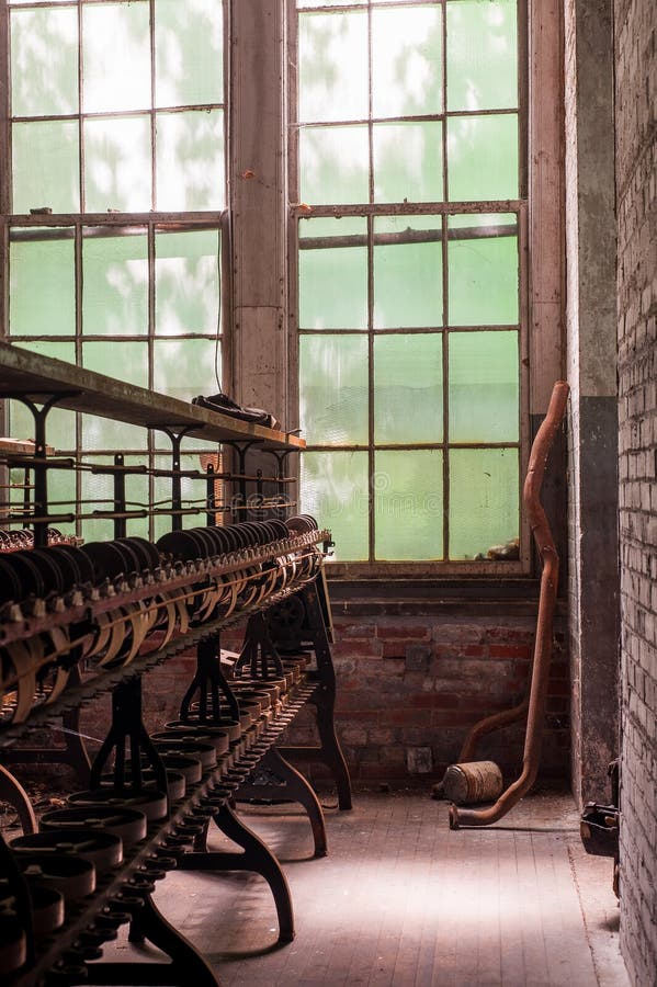 Vintage Industrial Silk Spinning Equipment + Tall Windows - Abandonad Lonaconing Silk Mill - Maryland arkivbilder
