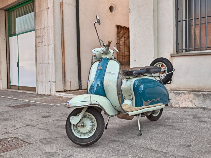 https://thumbs.dreamstime.com/b/vintage-italian-scooter-lambretta-li-series-motorcycle-rally-motosalsicciata-april-voltana-di-lugo-ra-italy-69998421.jpg