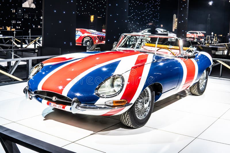 Vintage Jaguar E Tipo 1967 brillante y brillante antiguo auto retro clásico en Brussels Motor Show, Dream Cars, bandera de Gran B imagen de archivo Vintage Jaguar E Tipo 1967 brillante y brillante antiguo auto retro clásico en Brussels Motor Show, Dream Cars, bandera de Gran B imagen de archivo