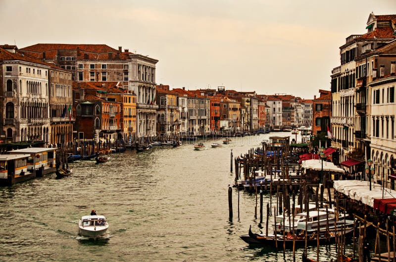 Vintage look of canal grande in wenecja z łodziami na wodzie i klasyczne domy po bokach zdjęcia royalty free