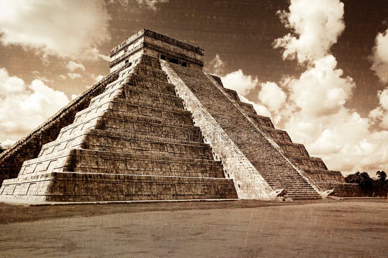 Vintage look of the stepped pyramid at Chichen Itza, Mexico royalty free stock image Vintage look of the stepped pyramid at Chichen Itza, Mexico royalty free stock image