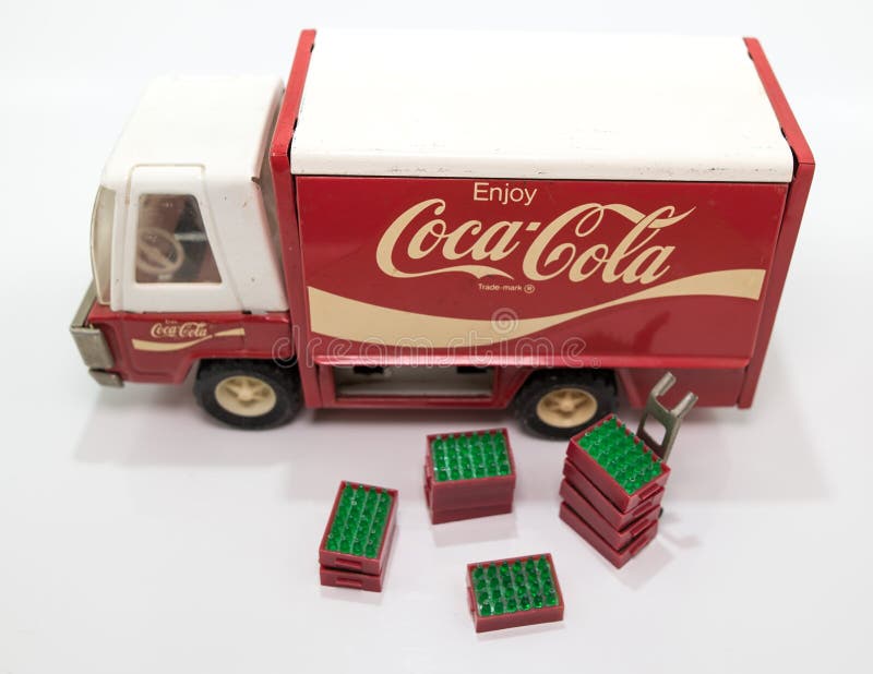 Brinquedo Da Coca-cola Do Vintage, Isolado No Branco Imagem Editorial -  Imagem de metal, velho: 119715645