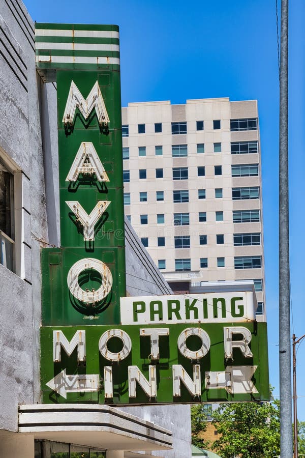 Vintage neon-parkeringstecken på det magnifika hotellet tulsa oklahoma. återställt konsthändelseland arkivfoto