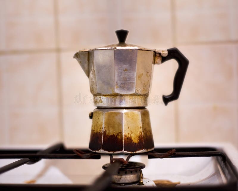 https://thumbs.dreamstime.com/b/vintage-old-frequently-used-moka-coffee-can-gas-cooker-116932575.jpg