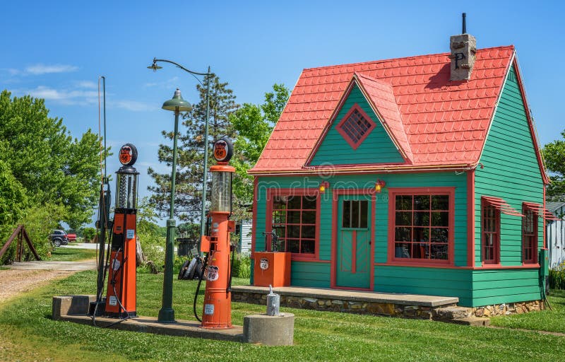 Route 66: Phillips 66 Gas Station, Cuba, MO Editorial Photography - Image of filling, mural ...