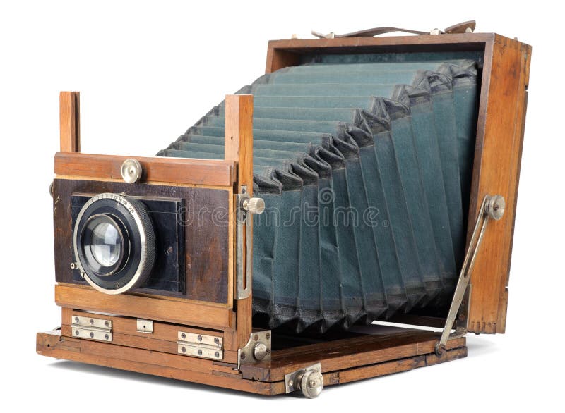 Staré drevené veľký formát fotoaparát so zeleným mechy na bielom pozadí.
