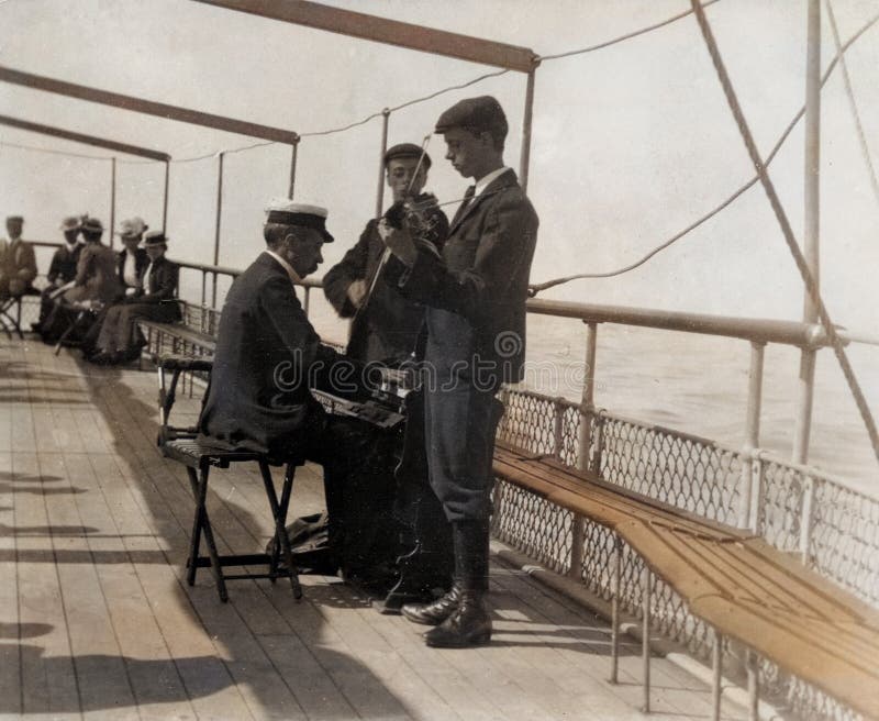 Vintage 1899 Photo - Musician on Conway to Liverpool Excursion Steamer arkivfoto Vintage 1899 Photo - Musician on Conway to Liverpool Excursion Steamer arkivfoto