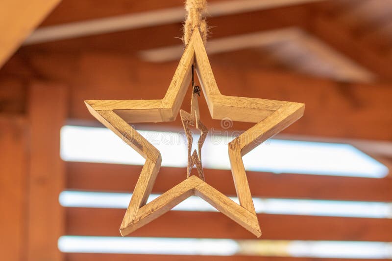 Vintage que mira la estrella decorativa en madera imagen de archivo