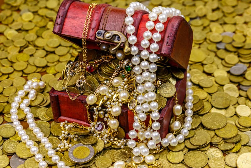 Vintage Schat Borst Vol Gouden Munten En Juwelen Op Een Achtergrond Van  Gouden Munten Stock Foto - Image of muntstukken, antiquiteit: 162103604