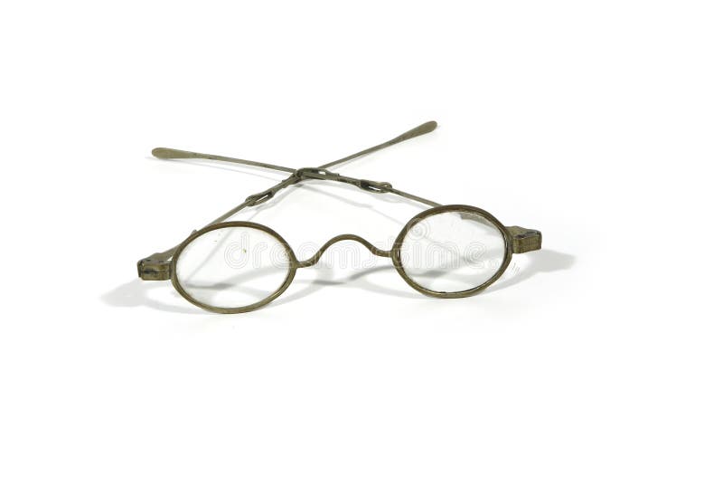Starožitný vintage oválne pince-nez okuliarov a korytnačina prípade, izolované na bielom.