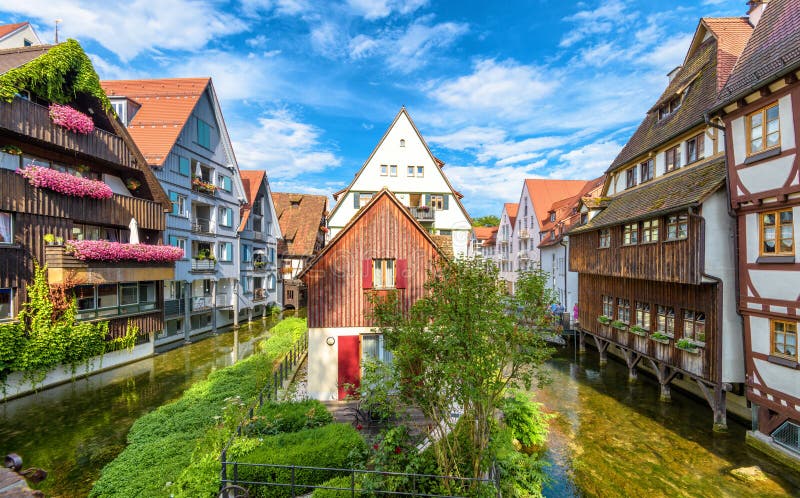 Vintage street i den gamla staden Ulm, Tyskland Scenisk syn på den historiska fiskarens kvartal på sommaren fotografering för bildbyråer