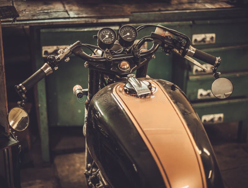 Starodávný styl motocykl v vlastní garáž.