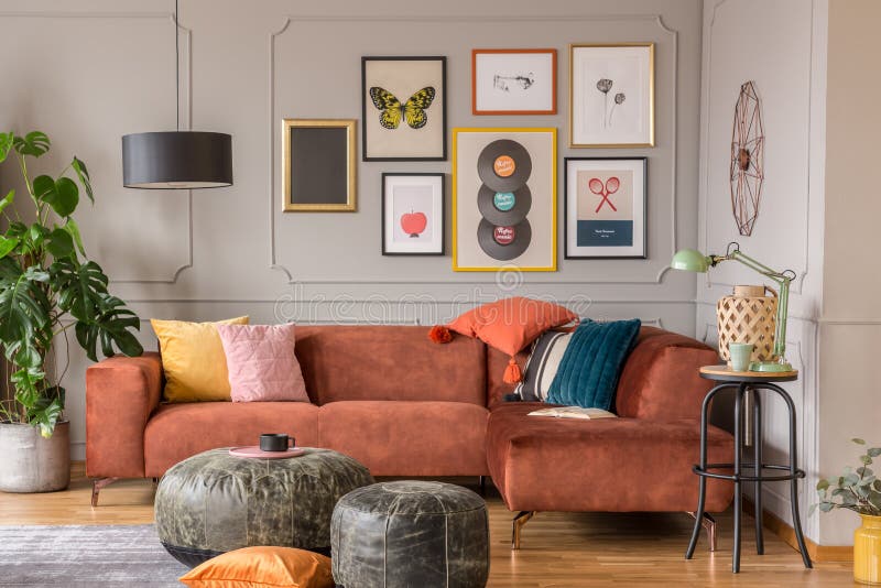Vintage svarta poufs i trendy eclectics levande rum invändigt med brun soffa arkivfoto