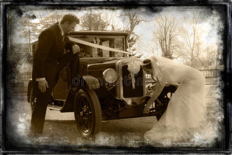 Un'immagine di una coppia di sposi cercando di avviare ci vecchia auto per recarsi lì, in luna di miele con il grunge di confine per dargli una vecchia foto.