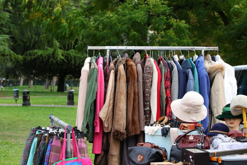 Puesto De Ropa En El Mercado Imagen de archivo - Imagen de mercado,  soporte: 160127223