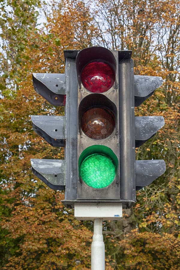 Vintage-verkeerslicht met groen licht stock foto Vintage-verkeerslicht met groen licht stock foto
