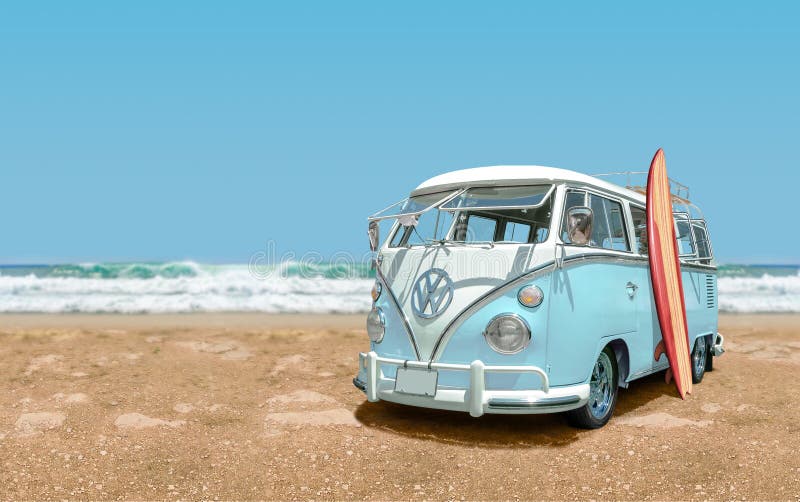 Vintage 1966 VW-Bus Mit blau, 248863453 Mit Stockfoto Redaktionelles - wohnmobil: von Aussicht Strand Surfbrett Bild am