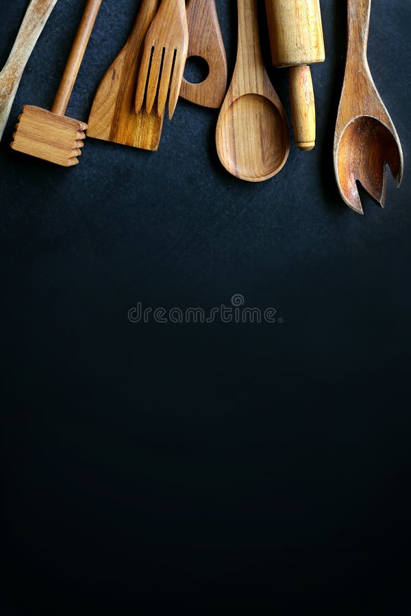 https://thumbs.dreamstime.com/b/vintage-wooden-cooking-utensils-framing-black-slate-background-collection-spoons-rolling-pin-masher-spatula-top-78210536.jpg