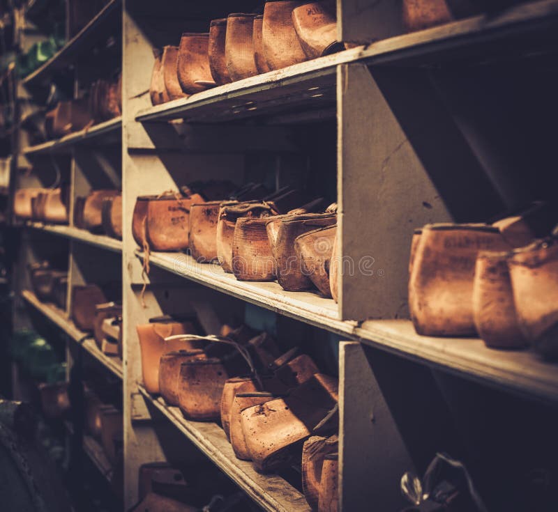 Varios de antiguo de madera zapato tiene una duración en línea sobre el viejo estantes.