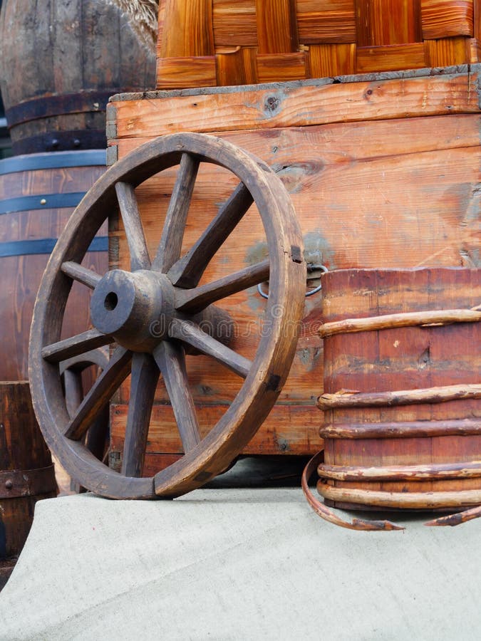 Vintage wooden wagon wheel and barrel stock photography Vintage wooden wagon wheel and barrel stock photography