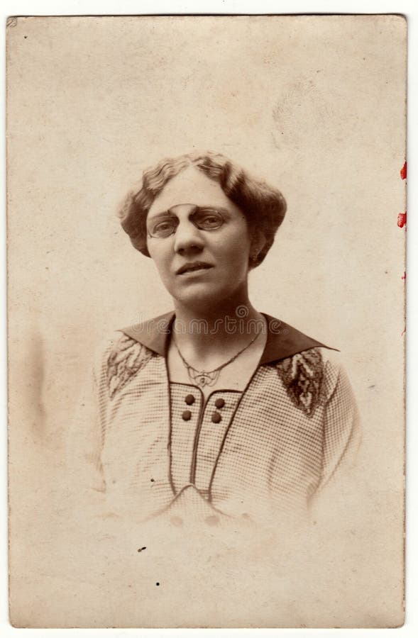 Vintage zdjęcie pokazuje, że dojrzała kobieta nosi stare, zabytkowe okulary z nosa. fotografia retro czarno-biała. zdjęcie zostało obrazy royalty free