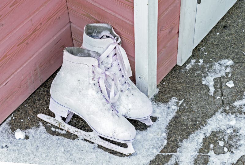 Vintage łyżwy do łyżwiarstwa figurowego stoją na drewnianej ścianie domu fotografia stock Vintage łyżwy do łyżwiarstwa figurowego stoją na drewnianej ścianie domu fotografia stock