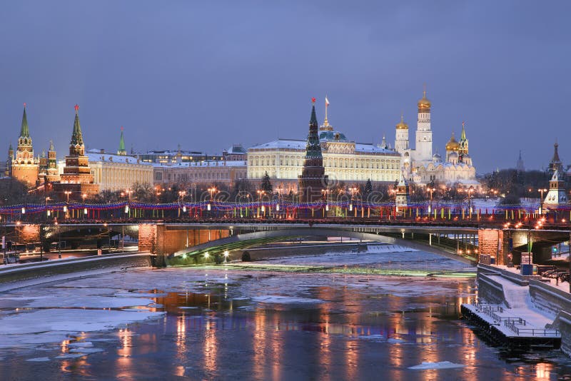 vinter för kremlin moscow flodsikt royaltyfri bild vinter för kremlin moscow flodsikt royaltyfri bild