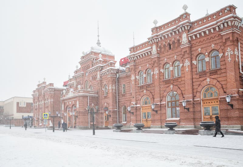 Vinter snöfall i Kazan. Vinter tungt snöfall i Kazan Järnvägsstation folk på stationsfyrkanten, Ryssland