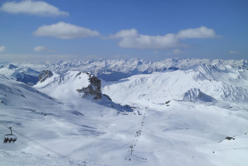 Vinterbergpanorama med skidar lutningar royaltyfri bild Vinterbergpanorama med skidar lutningar royaltyfri bild