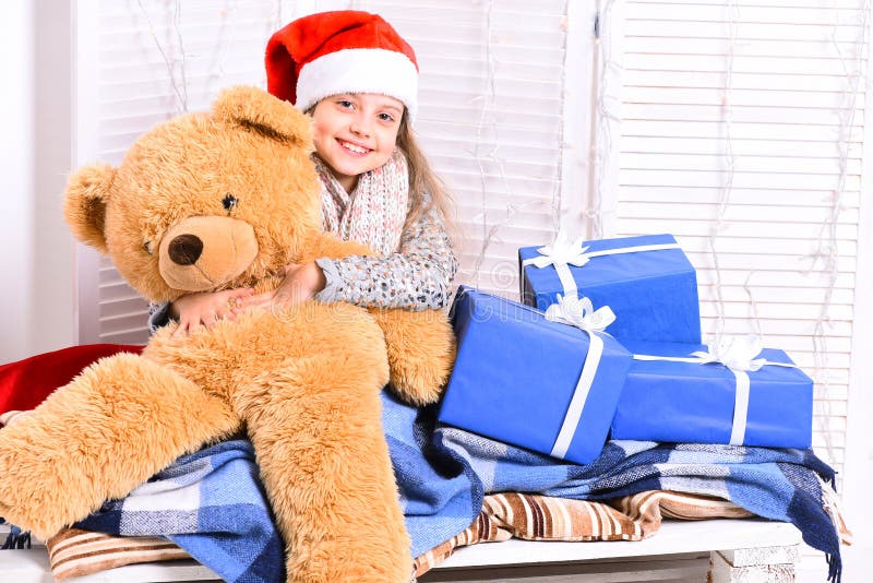 Vinterferier och barndombegrepp Fröcken Santa i röd hatt royaltyfri fotografi Vinterferier och barndombegrepp Fröcken Santa i röd hatt royaltyfri fotografi