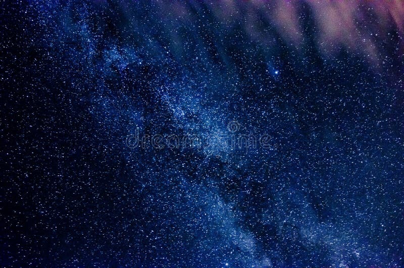 Vintergatan och stjärnklar himmel med moln