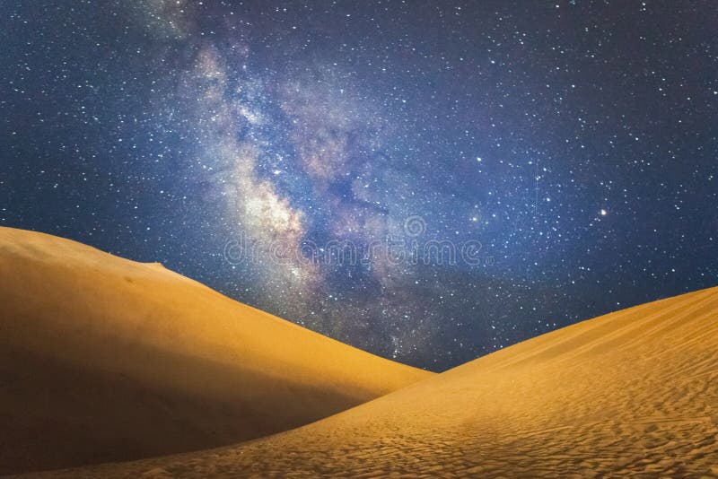 Vintergatan ovanför den Dunhuang öknen royaltyfri foto Vintergatan ovanför den Dunhuang öknen royaltyfri foto