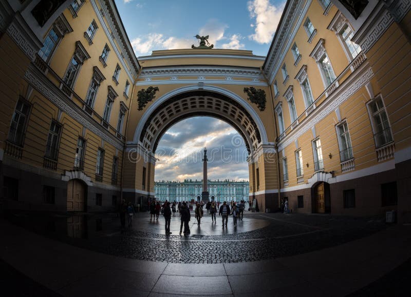 Vinterslott och Alexander Column till och med bågen av allmänt S royaltyfri foto Vinterslott och Alexander Column till och med bågen av allmänt S royaltyfri foto