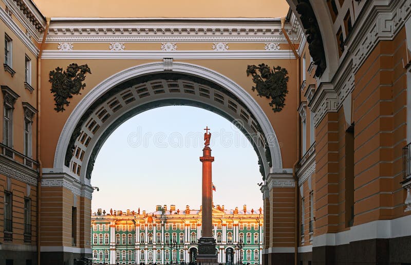 Vinterslottsikt till och med senatbågen på gryning, St Petersburg arkivbild Vinterslottsikt till och med senatbågen på gryning, St Petersburg arkivbild