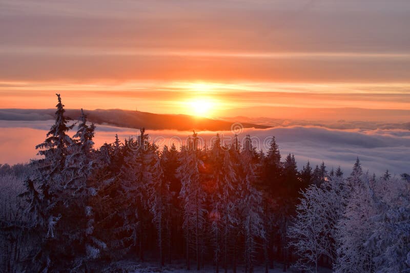 Vintersolnedgång i bergsområden solmoln naturen arkivbild