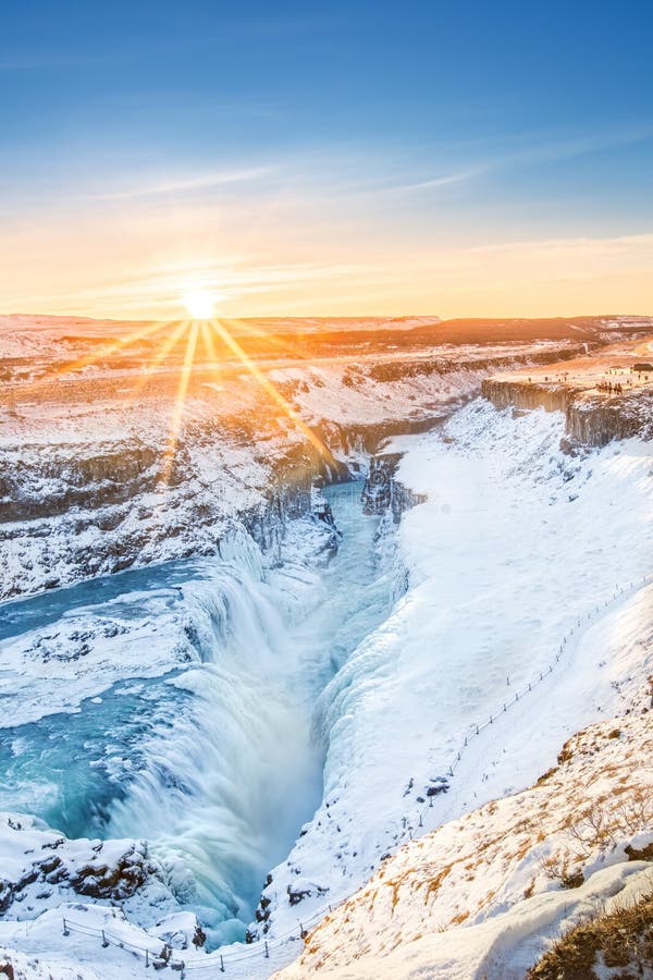 Vintersoluppgång ovanför den Gullfoss vattenfallet royaltyfri foto
