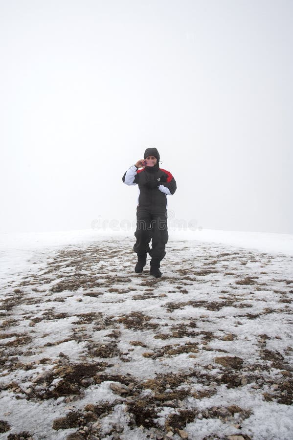 Vintertid : Dags att ha kul på en skidort. snödrotsskidåkare. fotografering för bildbyråer