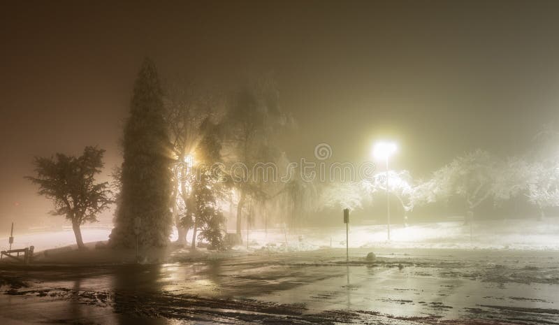 Vinterväg i parkerings- och skuggningslanor Nattskott Winter wonderland fotografering för bildbyråer