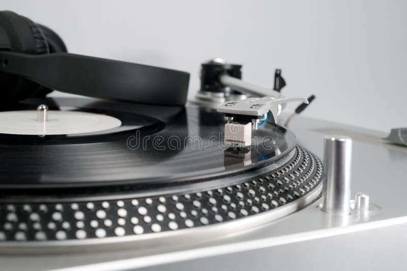 Vinyl record and headphones on the player royalty free stock photo Vinyl record and headphones on the player royalty free stock photo