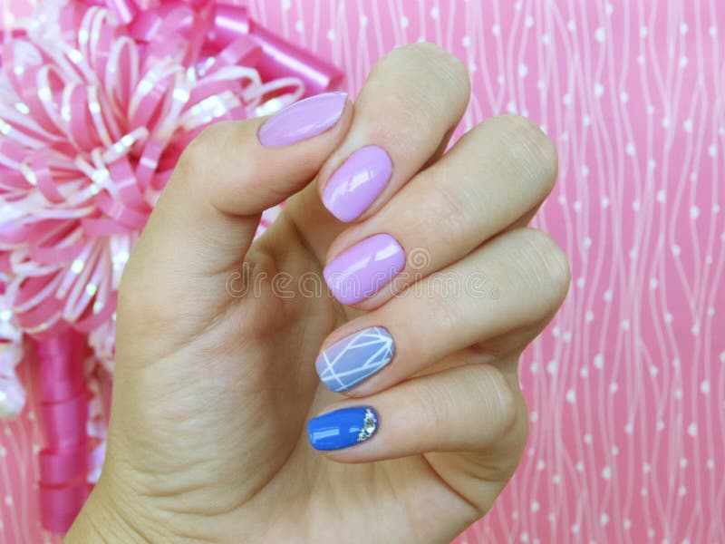 Viola blu di rosa dello smalto del gel del manicure immagini stock Viola blu di rosa dello smalto del gel del manicure immagini stock