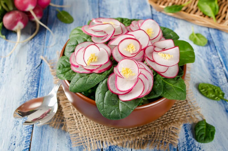 Viola di verdure dell'insalata sulla tavola di legno blu immagini stock Viola di verdure dell'insalata sulla tavola di legno blu immagini stock