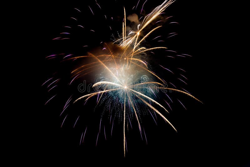 Violet ou violet avec feu d'artifice d'étincelle jaune Contexte de la scène nocturne photo stock Violet ou violet avec feu d'artifice d'étincelle jaune Contexte de la scène nocturne photo stock
