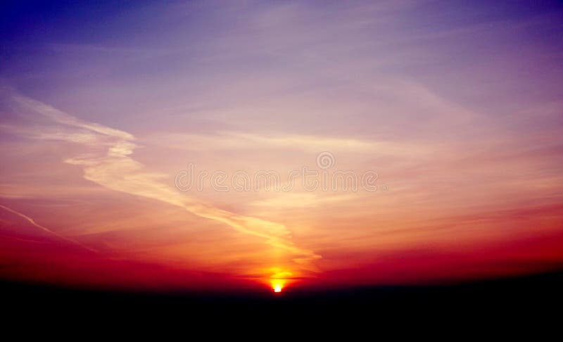 Foto fialová západ slnka s mraky.