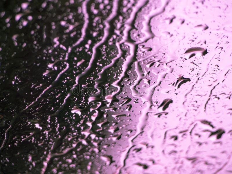 Violette de gouttes de pluie de fond photographie stock libre de droits Violette de gouttes de pluie de fond photographie stock libre de droits