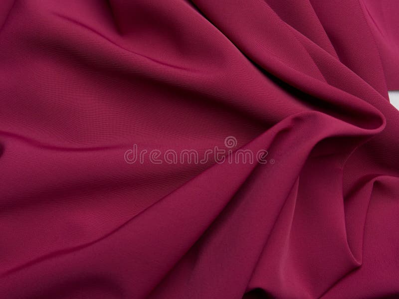 Violette Stoffe liegen in schönen Falten. stockbild