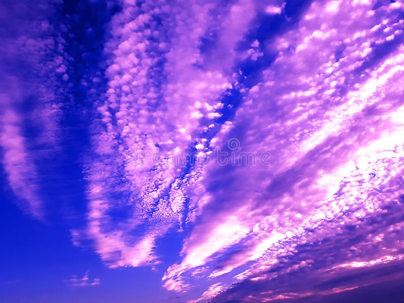 Violetter Sonnenuntergang und cloudscape stockfotografie Violetter Sonnenuntergang und cloudscape stockfotografie
