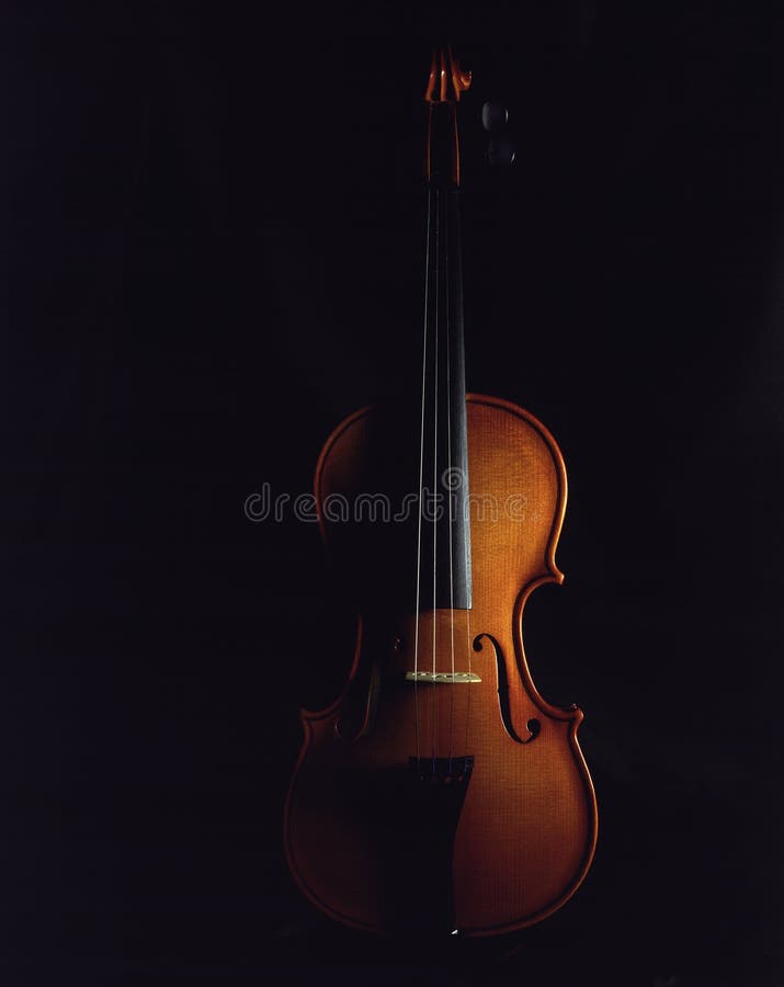 Violín, oscuro.