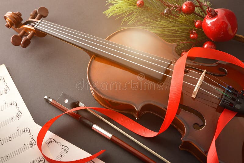 Violin con arco y partitura sobre fondo negro dorado foto de archivo Violin con arco y partitura sobre fondo negro dorado foto de archivo