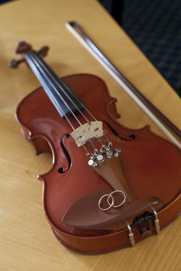 Violin with wedding rings stock image. Image of music 32938151