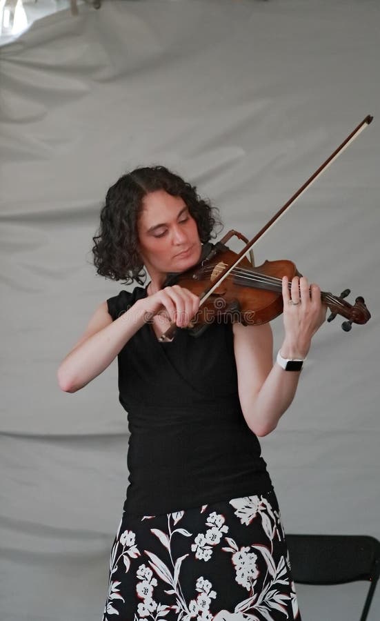 Violinist av den irländska musikbandet för fattig rad som utför på etappen av Colorado den irländska festivalen fotografering för bildbyråer Violinist av den irländska musikbandet för fattig rad som utför på etappen av Colorado den irländska festivalen fotografering för bildbyråer
